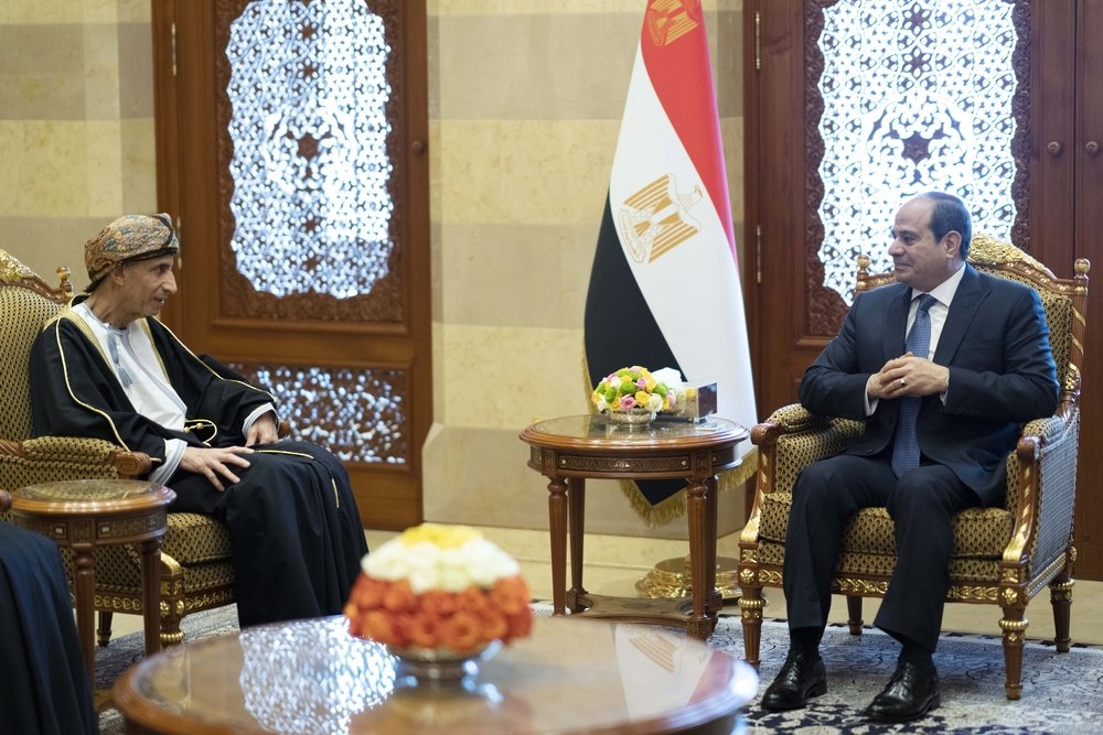 السيسي يلتقي نائب رئيس الوزراء العماني لبحث أوجه التعاون القائم بين البلدين السيسي يلتقي نائب رئيس الوزراء العماني لبحث أوجه التعاون القائم بين البلدين