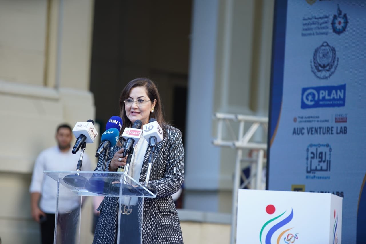 د.هالة السعيد تنادي بضرورة تركيز الأفكار الشابة على الابتكارات الخضراء التي تراعي تقليل الانبعاثات واستدامة الموارد الطبيعية د.هالة السعيد تنادي بضرورة تركيز الأفكار الشابة على الابتكارات الخضراء التي تراعي تقليل الانبعاثات واستدامة الموارد الطبيعية