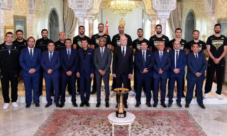 الرئيس التونسي يستقبل فريق الاتحاد المنستيرى للسلة الرئيس التونسي يستقبل فريق الاتحاد المنستيرى للسلة