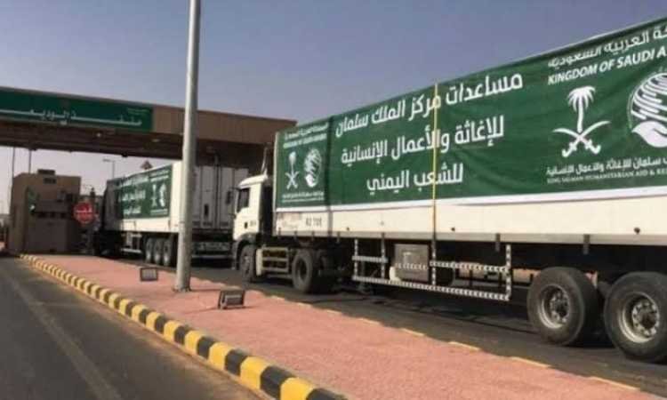 شاحنات إغاثية سعودية في طريقها إلى اليمن شاحنات إغاثية سعودية في طريقها إلى اليمن