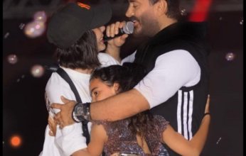 بالصور.. تامر حسني يحتضن أسرته في حفل الجامعة الأمريكية