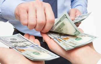 موظف يهرب بعد صرف ما يقرب من 180 ألف دولار عن طريق الخطأ