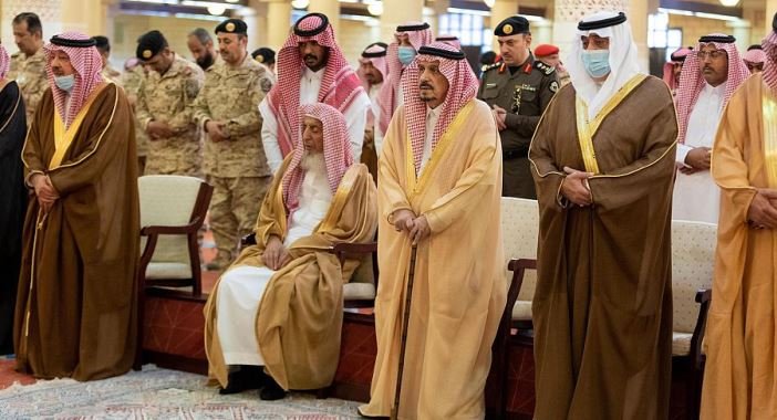 أمير الرياض يؤدي صلاة الميت على والدة الأمير نايف بن ماجد بن سعود أمير الرياض يؤدي صلاة الميت على والدة الأمير نايف بن ماجد بن سعود
