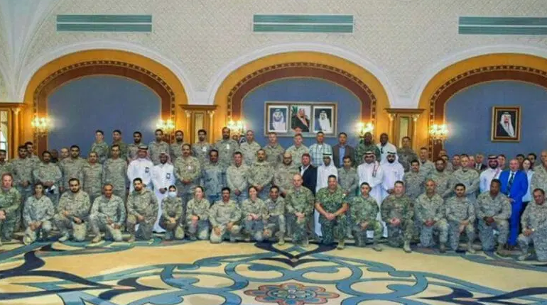 القوات السعودية و الأمريكية تعقدان مؤتمر التخطيط النهائي لتمرين «الغضب العارم22» القوات السعودية و الأمريكية تعقدان مؤتمر التخطيط النهائي لتمرين «الغضب العارم22»
