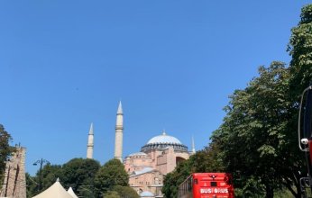 بالصور.. .. .مسجد أيا صوفيا يشهد اقبالا كبير من الزوار للتعرف على قصة القديسة والسلطان