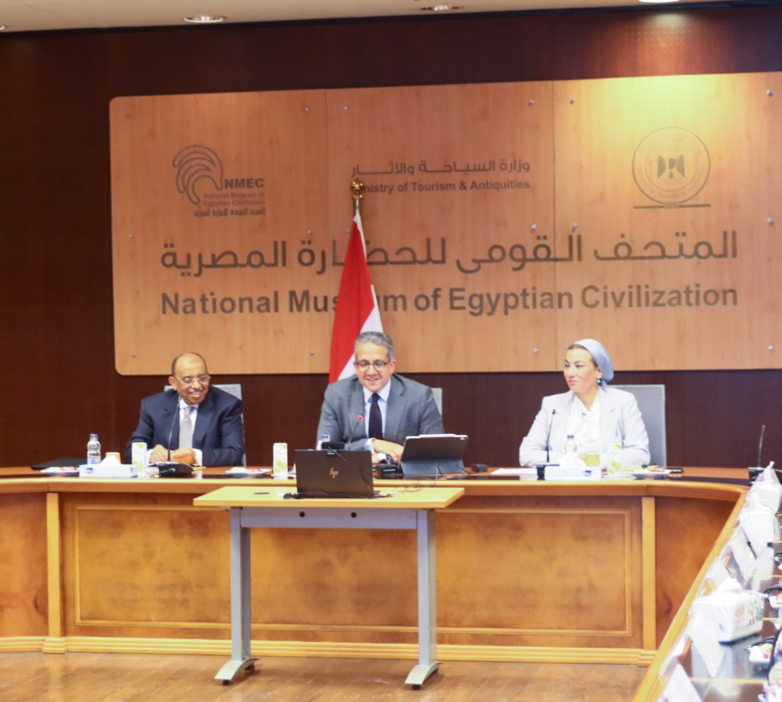 وزراء في الحكومة المصرية يناقشون استعدادات استضافة مؤتمر تغير المناخ "COP 27" بشرم الشيخ وزراء في الحكومة المصرية يناقشون استعدادات استضافة مؤتمر تغير المناخ "COP 27" بشرم الشيخ