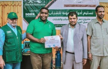 مركزُ الملكِ سلمانَ للإغاثة يُوَزِّعُ أدواتِ المهنة للمستفيدين من مشروع دعم تمكين الشباب والشابات وسلال غذائية في اليمن