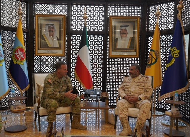 رئيس أركان الجيش الكويتي يبحث مع قائد القيادة المركزية الأمريكية المواضيع ذات الاهتمام المشترك رئيس أركان الجيش الكويتي يبحث مع قائد القيادة المركزية الأمريكية المواضيع ذات الاهتمام المشترك
