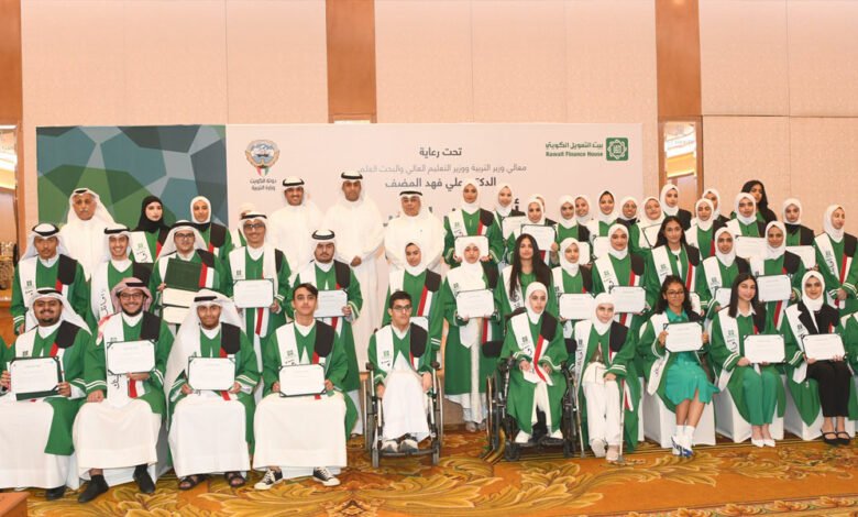 الكويت.. تكريم أوائل الطلاب والطالبات المتفوقين في الثانوية العامة الكويت.. تكريم أوائل الطلاب والطالبات المتفوقين في الثانوية العامة