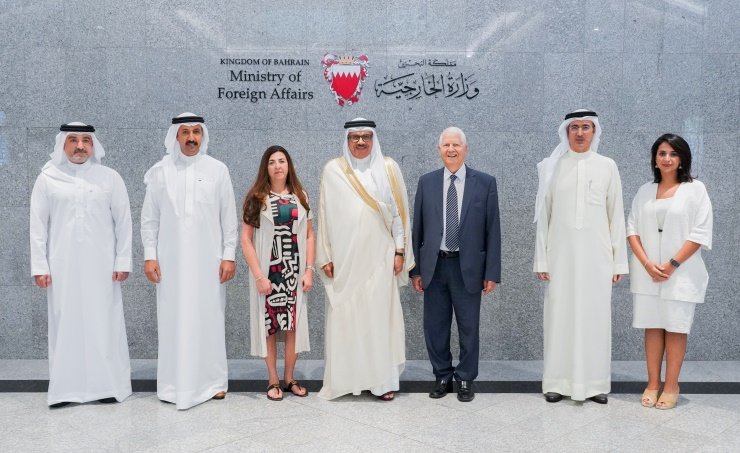 وزير الخارجية البحريني يؤكد اعتزاز الوزارة بكوادرها الدبلوماسية والقانونية المخلصة وزير الخارجية البحريني يؤكد اعتزاز الوزارة بكوادرها الدبلوماسية والقانونية المخلصة