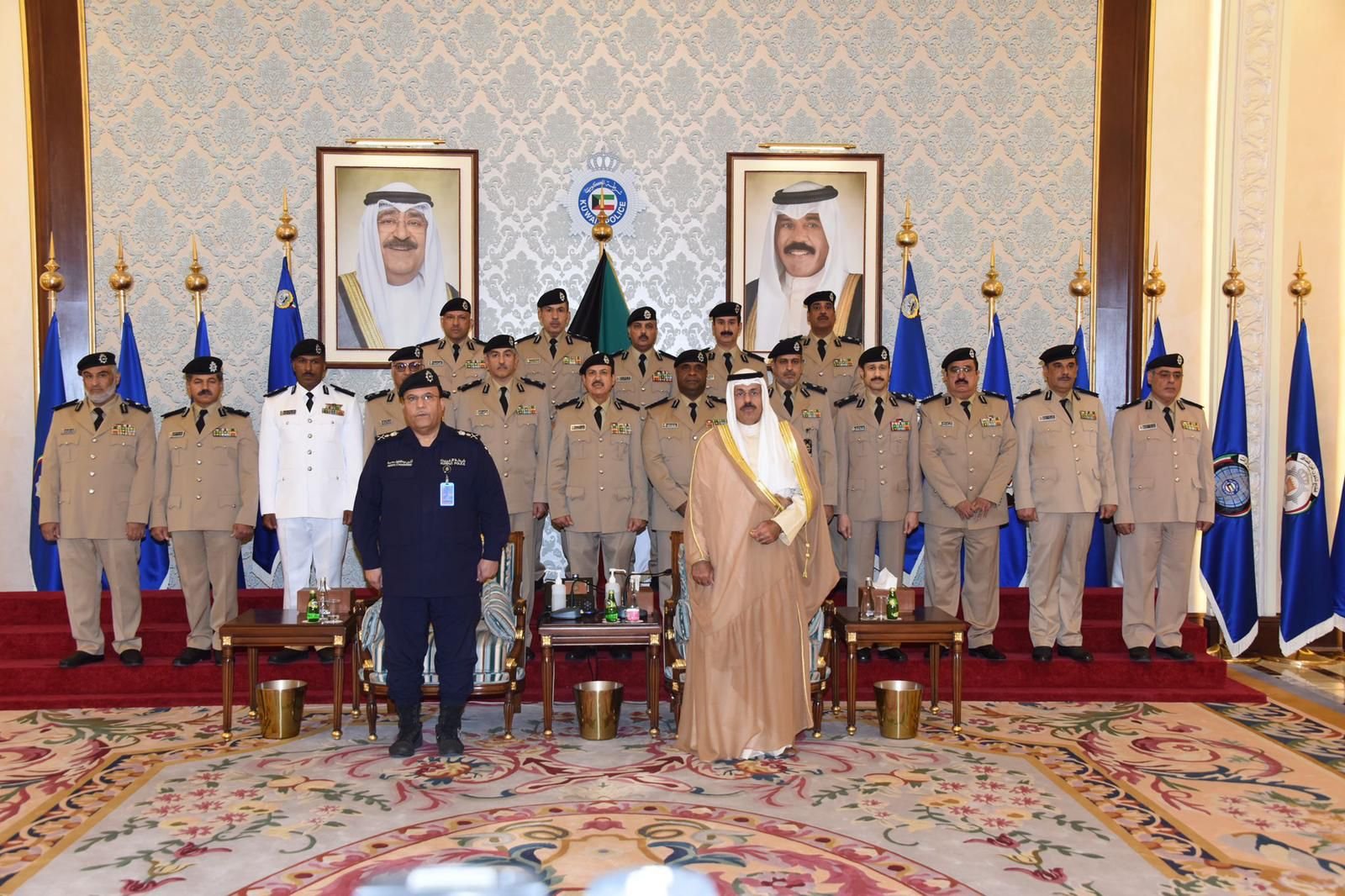 النائب الأول لرئيس الوزراء الكويتي يقلد 17 عميدا رتبة لواء النائب الأول لرئيس الوزراء الكويتي يقلد 17 عميدا رتبة لواء