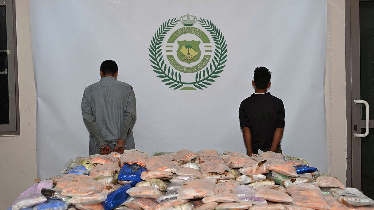 السعودية تضبط 297 كيلو جرامًا من مادة الحشيش المخدر مخبأة داخل إطارات شاحنة السعودية تضبط 297 كيلو جرامًا من مادة الحشيش المخدر مخبأة داخل إطارات شاحنة