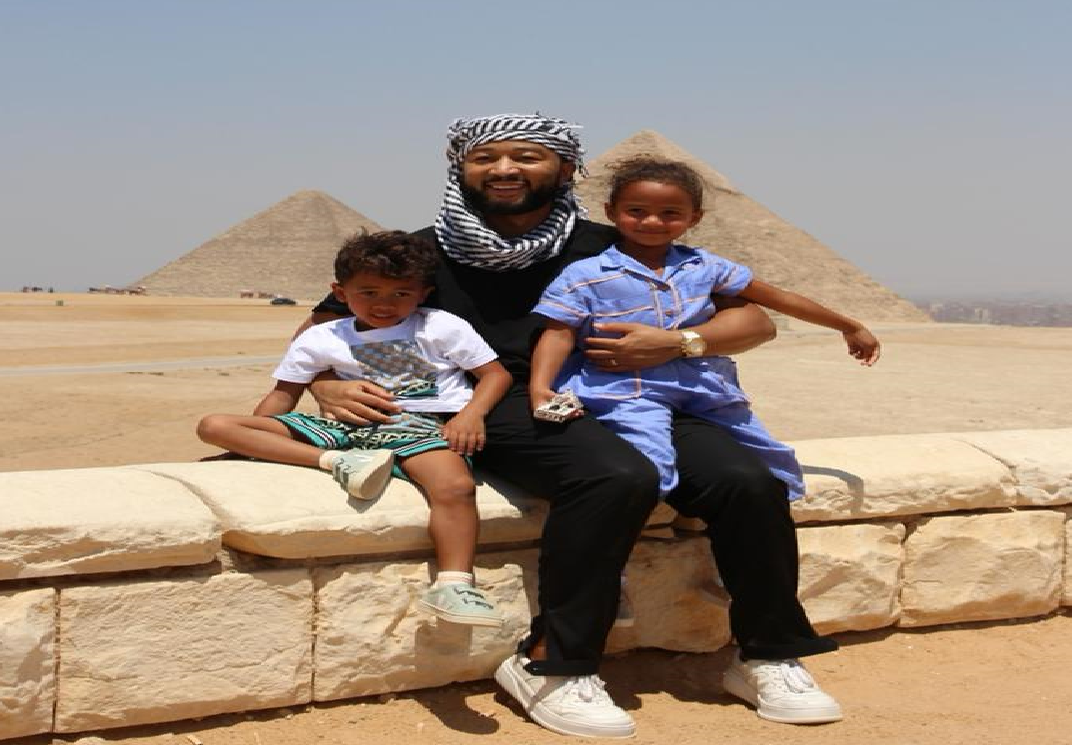 المطرب الأمريكي جون ليچند يزور أهرامات الجيزة المطرب الأمريكي جون ليچند يزور أهرامات الجيزة