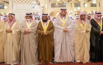 أمير الرياض بالنيابة يؤدي صلاة الميت على الأمير عبد الرحمن بن ناصر بن عبد العزيز