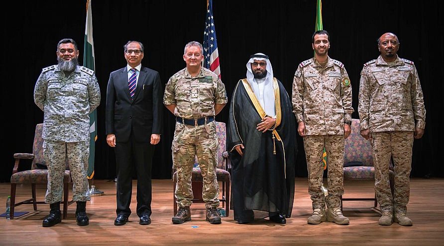 البحرية السعودية تتسلّم قيادة قوة الواجب المختلطة (CTF-150) من نظيرتها الباكستانية البحرية السعودية تتسلّم قيادة قوة الواجب المختلطة (CTF-150) من نظيرتها الباكستانية