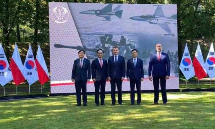 بولندا وكوريا الجنوبية تستعدان لإبرام صفقة سلاح ضخمة بولندا وكوريا الجنوبية تستعدان لإبرام صفقة سلاح ضخمة