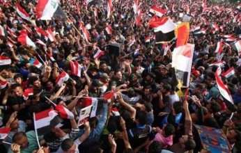 العراق.. متظاهرون يقتحمون المنطقة الخضراء وسط بغداد ويتوجهون إلى مقر البرلمان