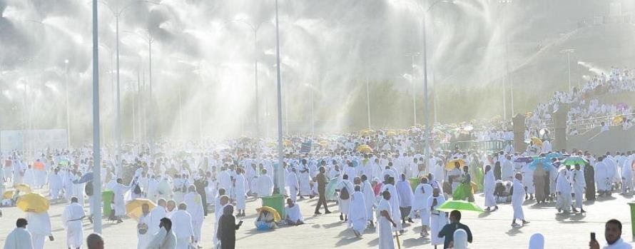 رذاذ الماء يتطاير لتلطيف الأجواء في عرفات رذاذ الماء يتطاير لتلطيف الأجواء في عرفات