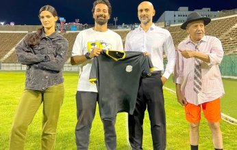 أحمد حاتم يشوق جمهوره لفيلم"المطاريد" بصورة مع شبيه مدرب عالمي