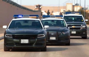 السعودية.. ضبط شخصين سرقا مركبة وأضرما النار فيها