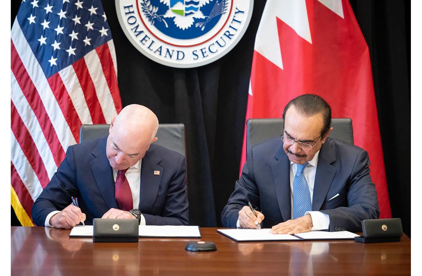 البحرين والولايات المتحدة تبحثان التعاون في مجال مكافحة الإرهاب والأمن السيبراني البحرين والولايات المتحدة تبحثان التعاون في مجال مكافحة الإرهاب والأمن السيبراني