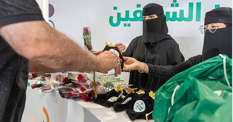 توزيع هدية خادم الحرمين الشريفين على الحجاج العراقيين المغادرين عبر منفذ جديدة عرعر توزيع هدية خادم الحرمين الشريفين على الحجاج العراقيين المغادرين عبر منفذ جديدة عرعر