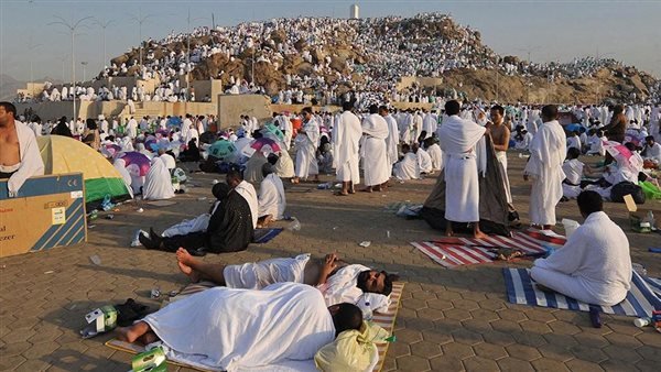حجاج بيت الله الحرام يبدأون التوافد من مشعر منى إلى صعيد عرفات حجاج بيت الله الحرام يبدأون التوافد من مشعر منى إلى صعيد عرفات