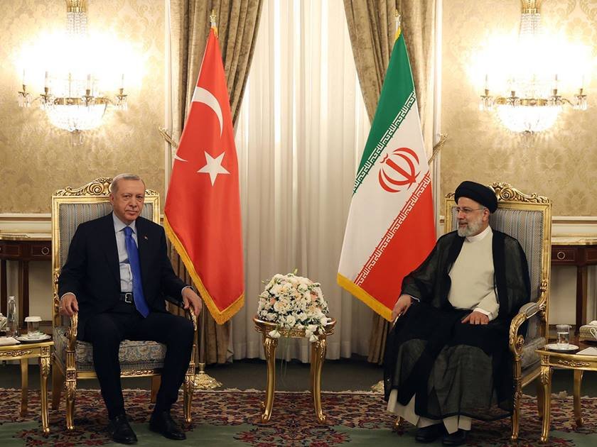 الرئيسان الإيراني والتركي يبحثان تطوير العلاقات بين البلدين الرئيسان الإيراني والتركي يبحثان تطوير العلاقات بين البلدين