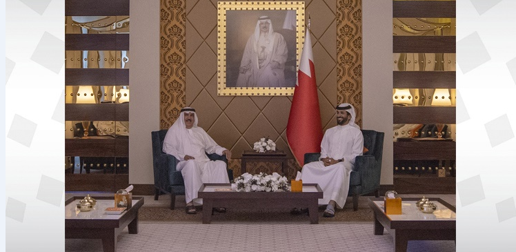 ممثل ملك البحرين للأعمال الإنسانية يتسلم كتاب (مئوية كرة القدم البحرينية) ممثل ملك البحرين للأعمال الإنسانية يتسلم كتاب (مئوية كرة القدم البحرينية)