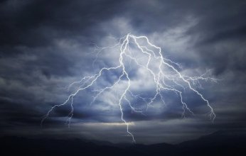 السعودية.. مصرع فتاة وإصابة شقيقتها في صاعقة رعدية