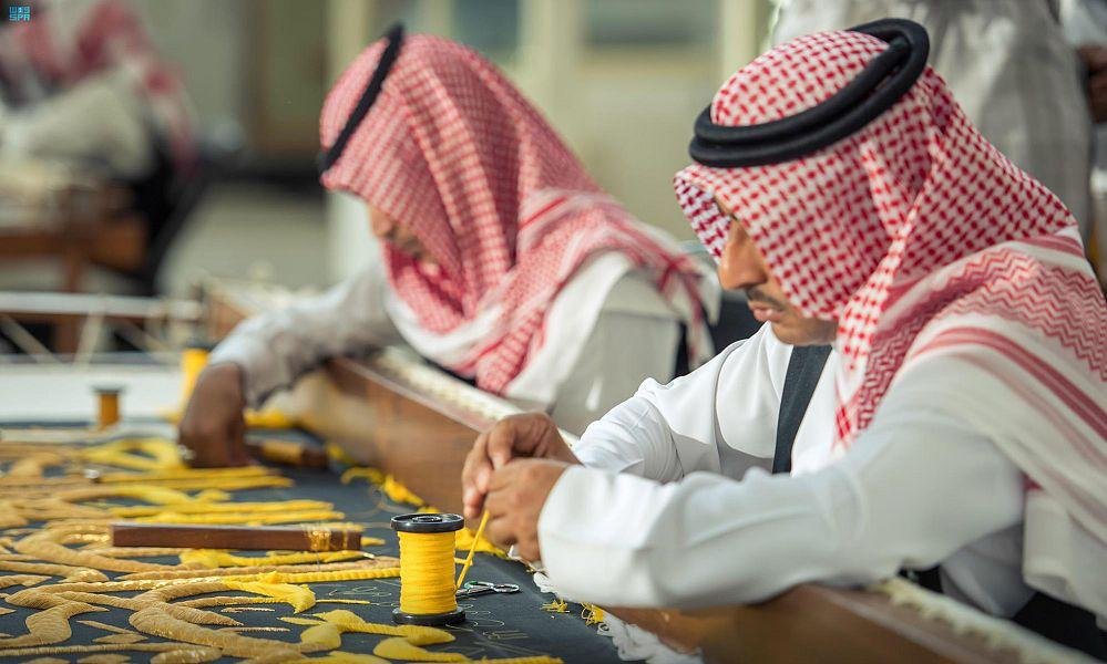 ثوب الكعبة المشرفة.. تتجاوز تكلفته 20 مليون ريال ويزن 850 كيلوجراما ثوب الكعبة المشرفة.. تتجاوز تكلفته 20 مليون ريال ويزن 850 كيلوجراما