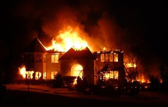 رجل ينقذ طفلًا عمره 6 أعوام من منزل يحترق ويقفز من الطابق الثاني