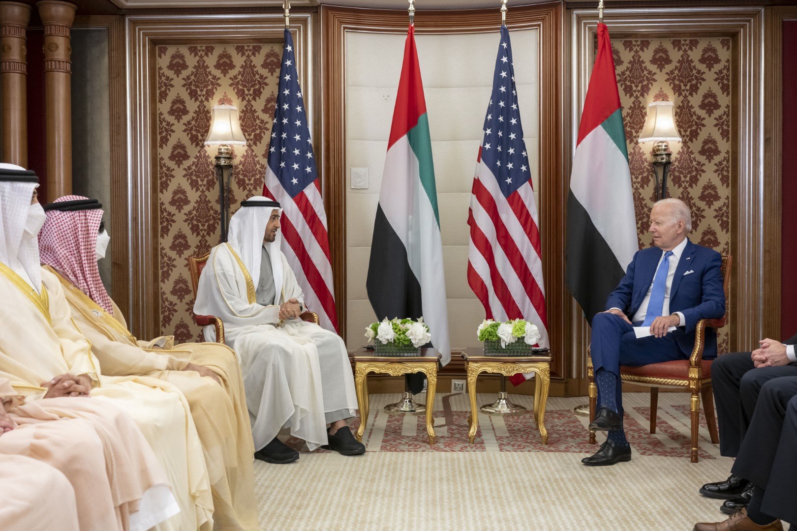 الرئيس الإماراتي ونظيره الأمريكي يبحثان العلاقات الاستراتيجية بين البلدين الرئيس الإماراتي ونظيره الأمريكي يبحثان العلاقات الاستراتيجية بين البلدين