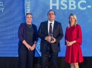 بنك HSBC يفوز بجائزة Euromoney كأفضل بنك للحوكمة البيئية والاجتماعية في مصر بنك HSBC يفوز بجائزة Euromoney كأفضل بنك للحوكمة البيئية والاجتماعية في مصر