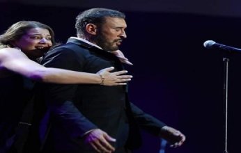 رد فعل غريب من كاظم الساهر بعد اقتحام معجبه حفله الأخير