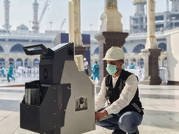 روبوتات ذكية لتعقيم المسجد الحرام على مدار الساعة روبوتات ذكية لتعقيم المسجد الحرام على مدار الساعة