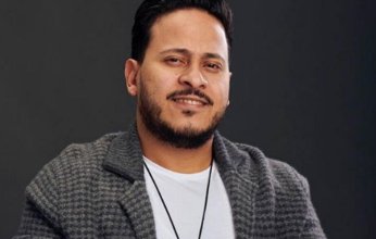 كريم عفيفي يشارك دنيا سمير غانم في مسرحية "أنستونا"