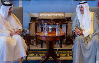 رئيس الوزراء الكويتي يستقبل وزير الخارجية القطري