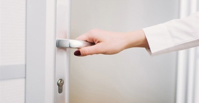 تفاصيل إنقاذ سيدة تايلاندية علقت ثلاثة أيام في الحمّام تفاصيل إنقاذ سيدة تايلاندية علقت ثلاثة أيام في الحمّام