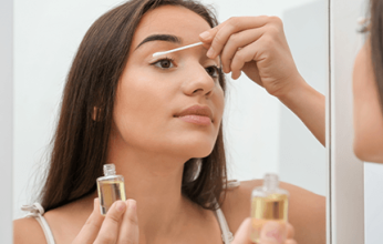 استخدمى زيت الخروع لتطويل الرموش