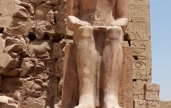 مصر: الإنتهاء من ترميم تمثال الملك تحتمس الثاني بالواجهة الجنوبية للصرح الثامن بمعابد الكرنك.