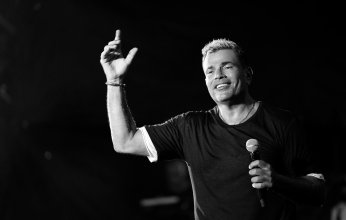 صور| عمرو دياب يتألق في العلمين وسط حضور جماهيري كبير