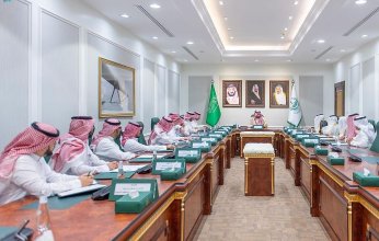 أمير منطقة الحدود الشمالية يجتمع مع عدد من رجال الأعمال والمستثمرين