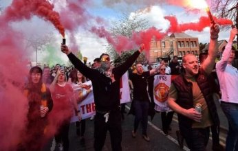 بالفيديو.. جماهير مانشستر يونايتد تهاجم حافلة ليفربول