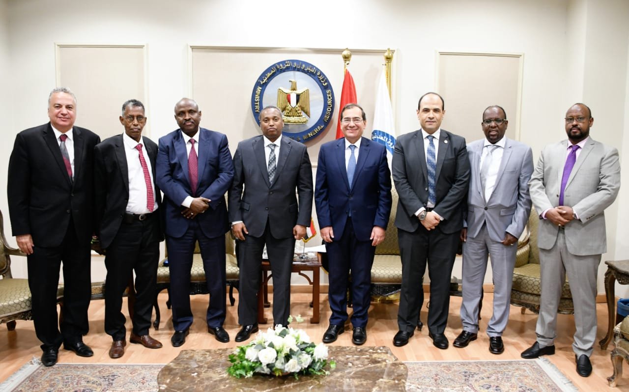مصر تبحث مع جيبوتى فرص التعاون فى صناعه الغاز والبترول ونقل الخبرات المصرية اليها مصر تبحث مع جيبوتى فرص التعاون فى صناعه الغاز والبترول ونقل الخبرات المصرية اليها