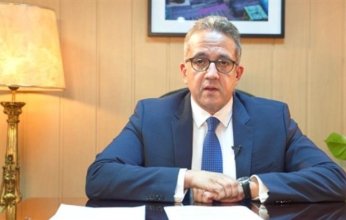 وزير السياحة والآثار يناقش استعدادات وتحضيرات بدء الموسم الجديد للعمرة