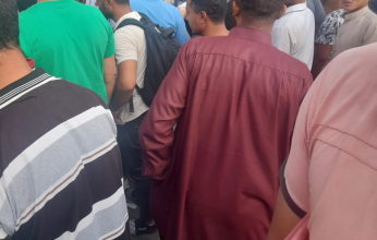 مئات المصريين يحتشدون أمام سفارة الكويت بالقاهرة لإنهاء إجراءات السفر