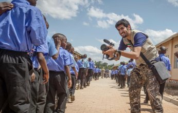 صور.. عبد الله البداح ينتهي من تصوير الفيلم القصير "فقراء افريقيا"