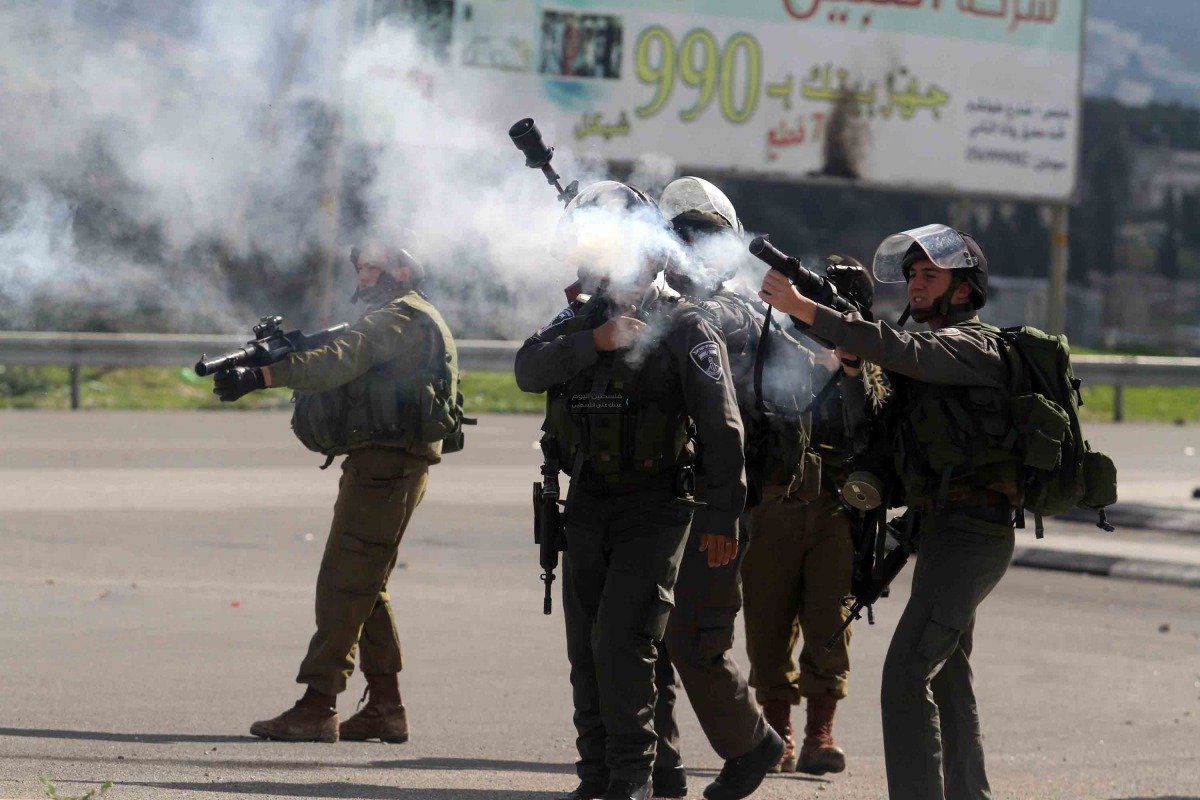 إصابة عشرات الفلسطينيين بالاختناق بالغاز المسيل للدموع إصابة عشرات الفلسطينيين بالاختناق بالغاز المسيل للدموع
