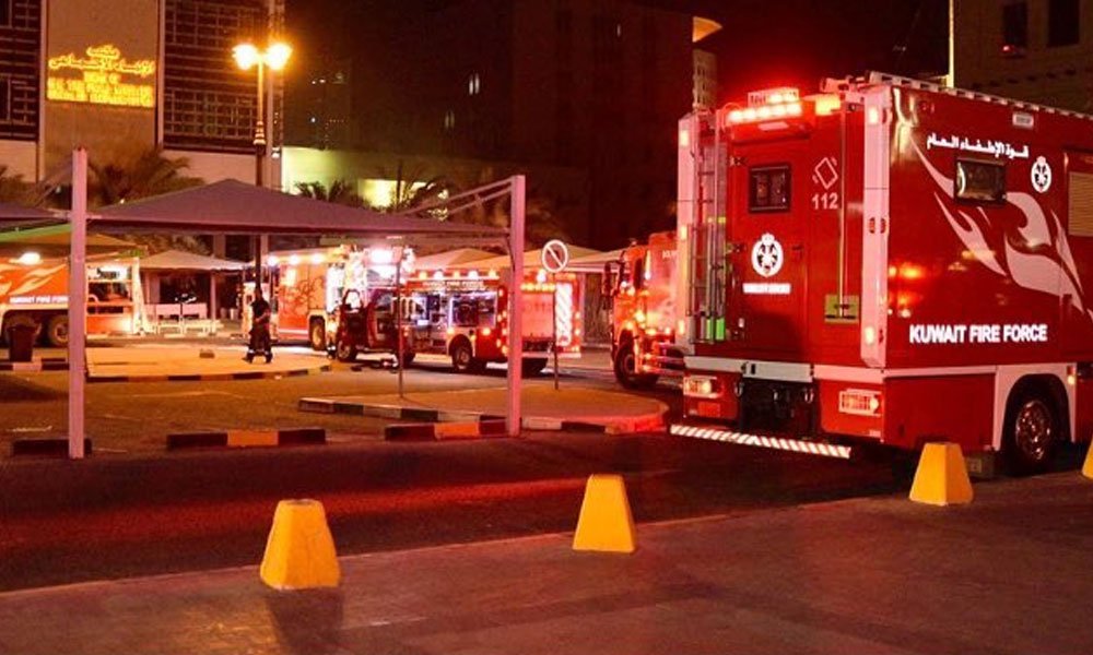 " الإطفا ء الكويتية " تسيطر على حريق محلات الأقمشة في برج الصفاة " الإطفا ء الكويتية " تسيطر على حريق محلات الأقمشة في برج الصفاة